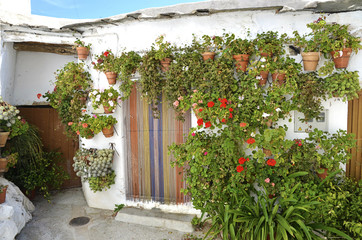 Fototapeta na wymiar front of house with pots in the Alpujarras