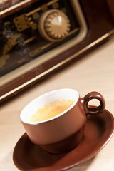 Kaffee und Radio im Retrostil