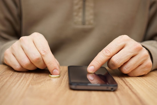 Man is flirting with another woman over mobile phone to go on da
