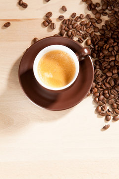 Blick von oben auf eine Tasse Kaffee und Kaffeebohnen © steinerpicture