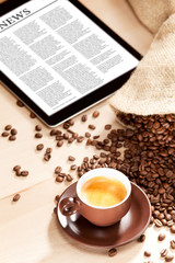 Kaffeegenuss mit Nachrichten über digitale Medien