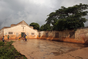 Zerfalle Kirche als Fussballplatz, Haiti