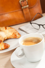 Koffein und Nachrichten zum Frühstück