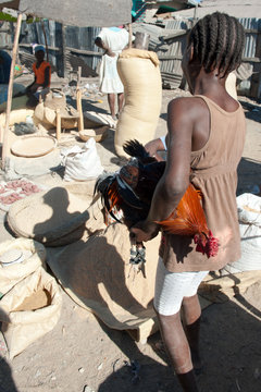 Marktszene mit lebendem Huhn, Verrettes, Haiti