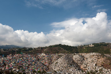 Blick von Pétionville auf bunte Häuser, Port-au-Prince, Haiti