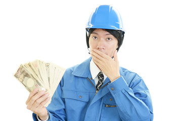 驚いた表情の労働者
