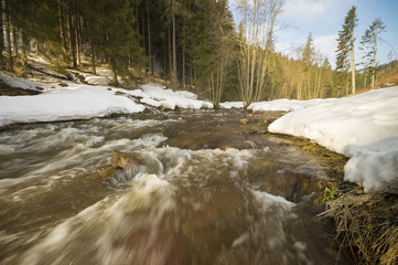 Górska rzeka zimą © Mike Mareen