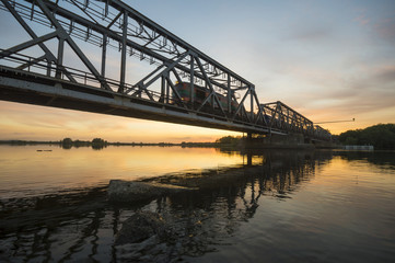 Pociąg wjeżdżający na stary żelazny most kolejowy