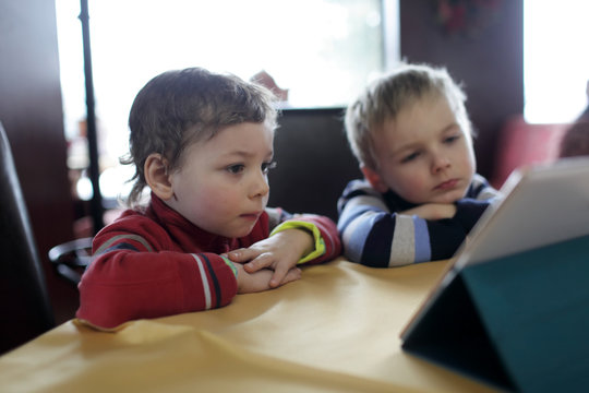 Children with tablet PC