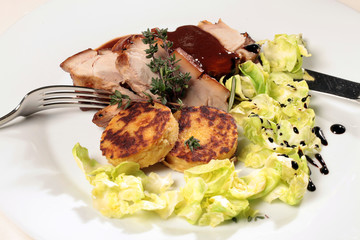 Braten vom Jungschwein ,mit Rosenkohl und Mandel-Kartoffelplätzchen