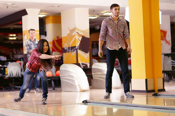Obraz premium Group of friends in bowling club