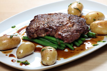 Steak mit Bohnen und Pellkartoffeln