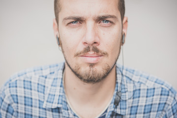 Obraz premium handsome hipster casual multitasking modern man