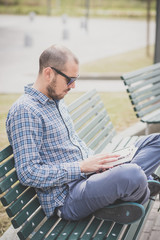 Obraz premium handsome hipster casual multitasking modern man using tablet