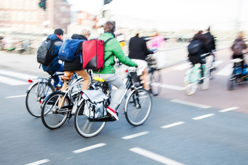 Fototapeta na wymiar Radfahrer in Bewegungsunschärfe in Amsterdam