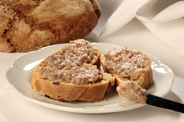 Frische Brot mit Griebenschmalz