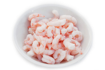 gamberetti lessati su ciotola_ sfondo bianco