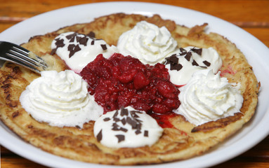 Süßer Pfannkuchen mit Eis,Schlagsahne und heissen Himbeeren