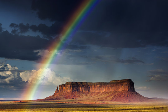Regenbogen über dem Monument Valley, USA