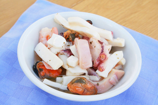 insalata di mare sott'olio  su ciotola