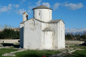 Fototapeta na wymiar chapelle blanche devant la montagne