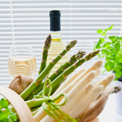 Grüner und weißer Spargel