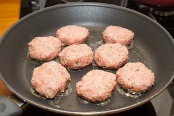 Frikadellen in der Pfanne braten