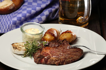 Steak vom Grill mit Speckkartoffeln und Kräuterfip