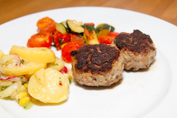 Frikadellen mit Kartoffelsalat