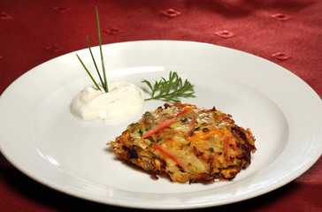 Möhren-Kartoffel-Rösti mit Kräuterdip
