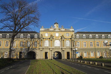 Fototapeta na wymiar Kurfürstliches Schloss in Bonn, Deutschland, Koblenzer Tor