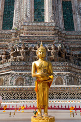 goldener Buddha am Tempel Wat Arun in Bangkok, Thailand