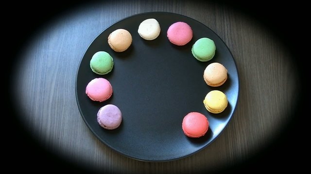Assortiment de macarons color&eacute;s