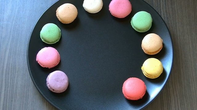 Assortiment de macarons color&eacute;s