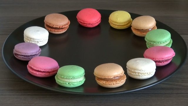 Assortiment de macarons color&eacute;s