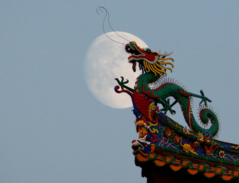 Fototapeta Traditional chinese dragon on a background of  the full moon