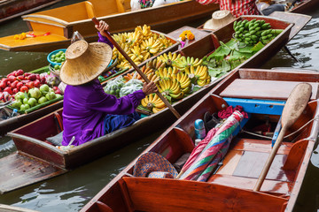 Marktfrau mit Boot auf einem schwimmenden Markt in Thailand