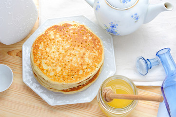 pancakes with honey and tea