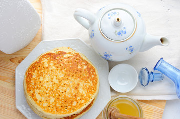 pancakes with honey and tea