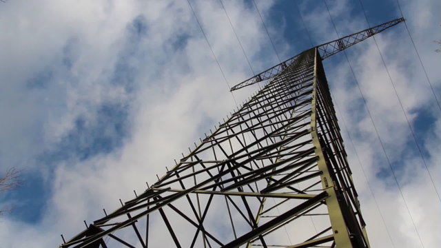 Strommast - Wolken im Zeitraffer