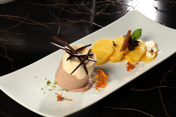 Eismousse mit Ananas