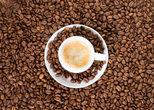 Kaffeebohnen mit einer Espresso Tasse © PhotographyByMK