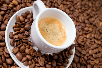 Kaffeebohnen mit einer Espresso Tasse