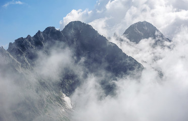 Szczyty gór w chmurach