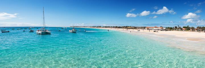 Fototapeta premium Panoramiczny widok na plażę Santa Maria w Sal Cape Verde - Cabo Ver