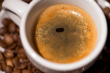 Espresso Tasse mit Kaffeebohnen