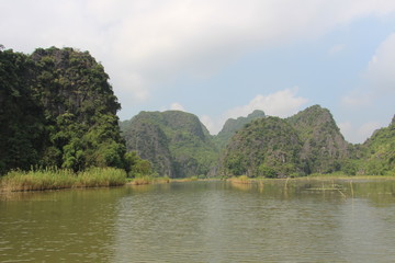 Fototapeta na wymiar Paisaje carstico en la provincia de Hoa Lu. Vietnam