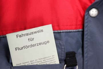 Fahrausweis für Flurförderzeuge in der Brusttasche einer Arbeitsjacke