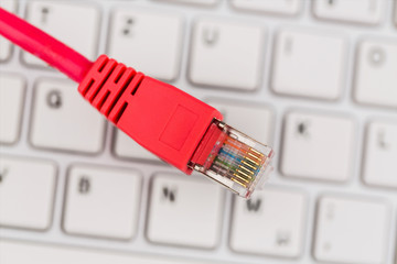 Netzwerkkabel auf Tastatur