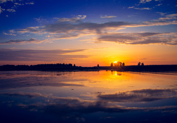 Fototapeta na wymiar Amazing sunset over lake